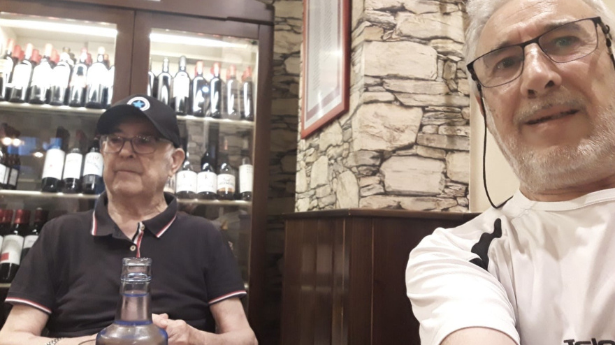 Xosé Antón con su padre comiendo en un bar característico de la zonas de los vinos de Ourense
