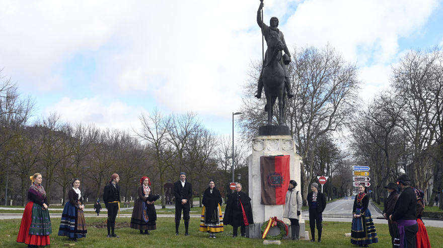 Homenaje a Diego Porcelos, fundador de la ciudad de Burgos, con la lectura de un texto histórico y la colocación de una corona de laurel