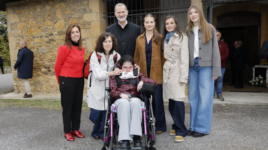 La Familia Real junto a Elena, su madre y una tía
