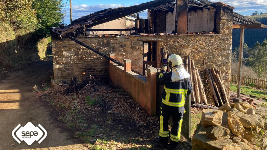 Un bombero realizando un examen térmico al inmueble el día después del incendio