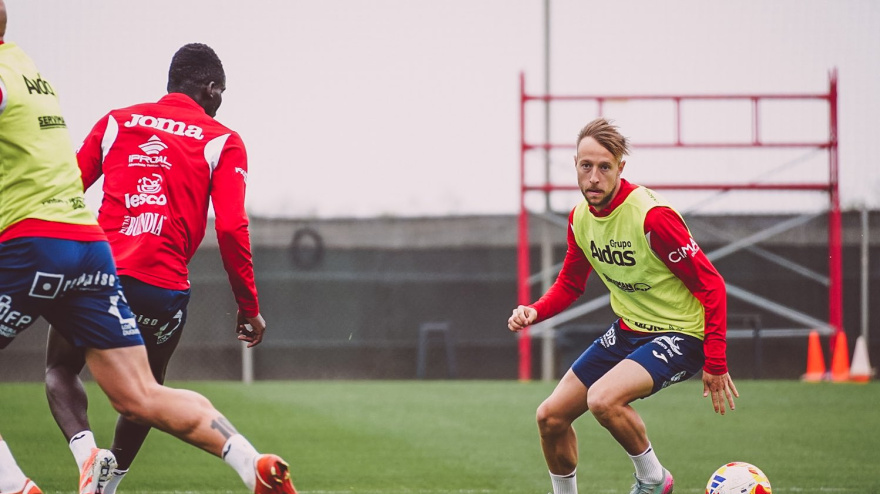 Víctor Narro en una acción del entrenamiento de este miércoles