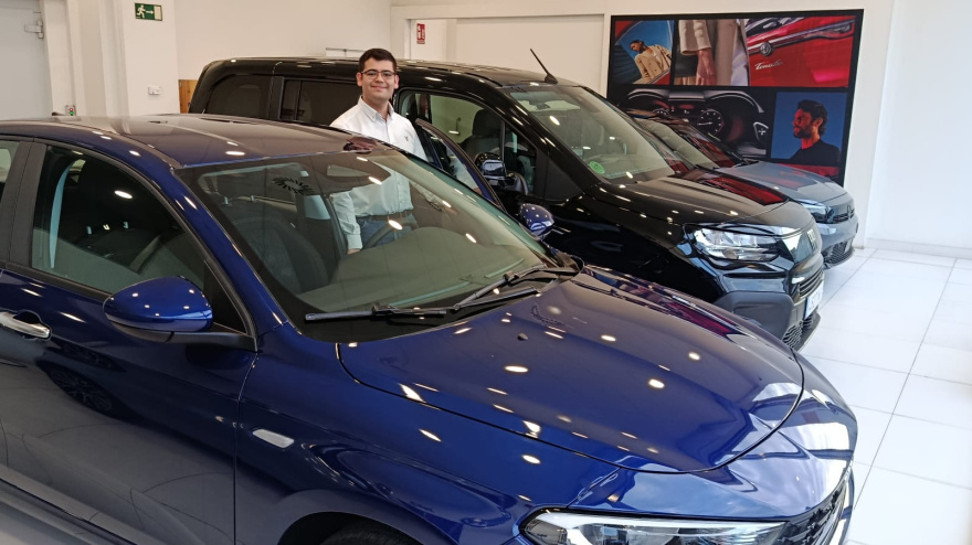 Salvador Ríos junto a su nuevo coche