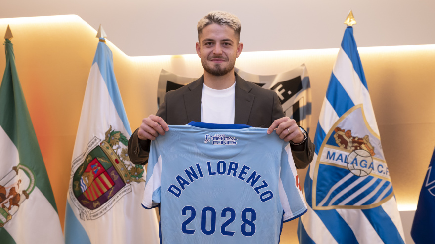 Dani Lorenzo con la camiseta de su ampliación hasta el 2028.