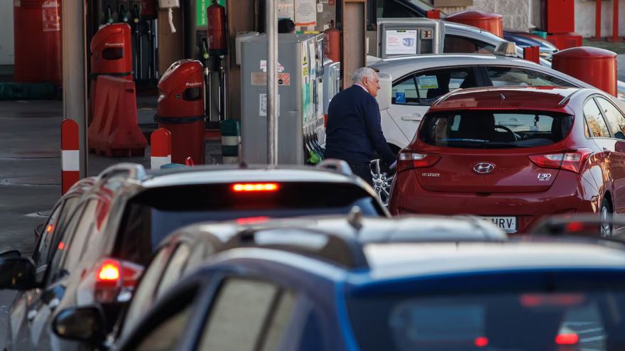 Colas en las gasolineras a primeras horas de la mañana