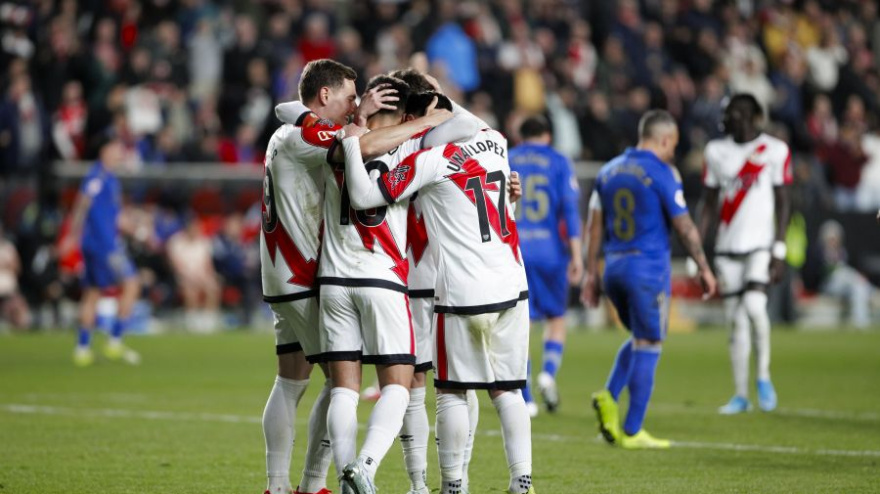 Los jugadores del Rayo celebran el gol de Álvaro García ante el Oviedo