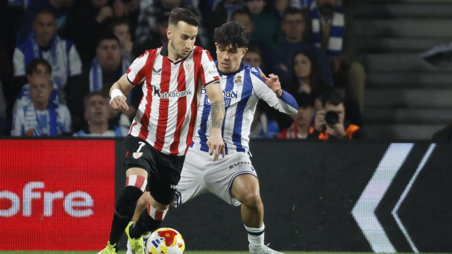 Jon Aramburu presiona a Álex Berenguer durante Real Sociedad - Athletic