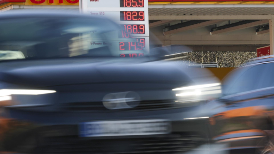 Vista exterior de un panel digital que muestra los precios de la gasolina en una gasolinera