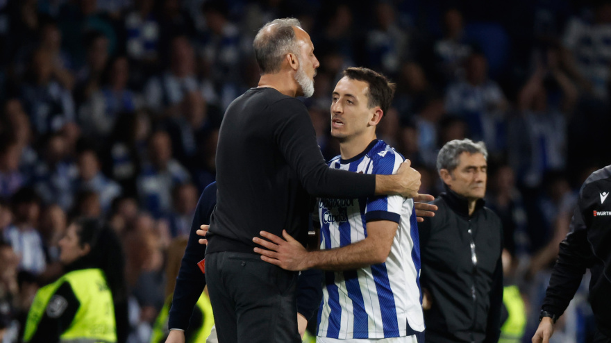 Oyarzabal recibe el abrazo de su entrenador, Pellegrino Matarazzo