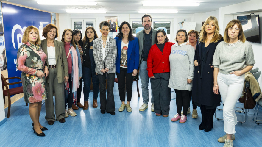 Paula Prado mantuvo una reunión en Monforte con diputadas autonómicas, alcaldesas y portavoces de su partido en los municipios de la comarca