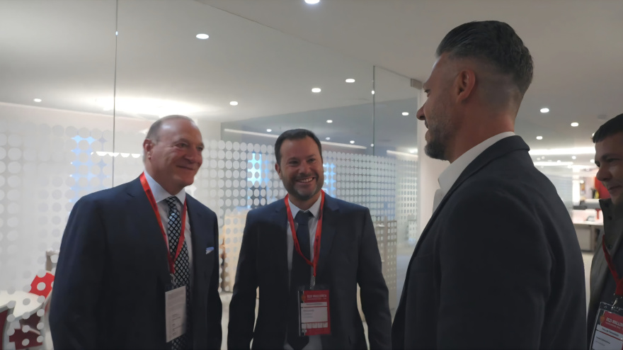 Demichelis saluda al presidente Kohlberg y Ortells a su llegada a Son Moix