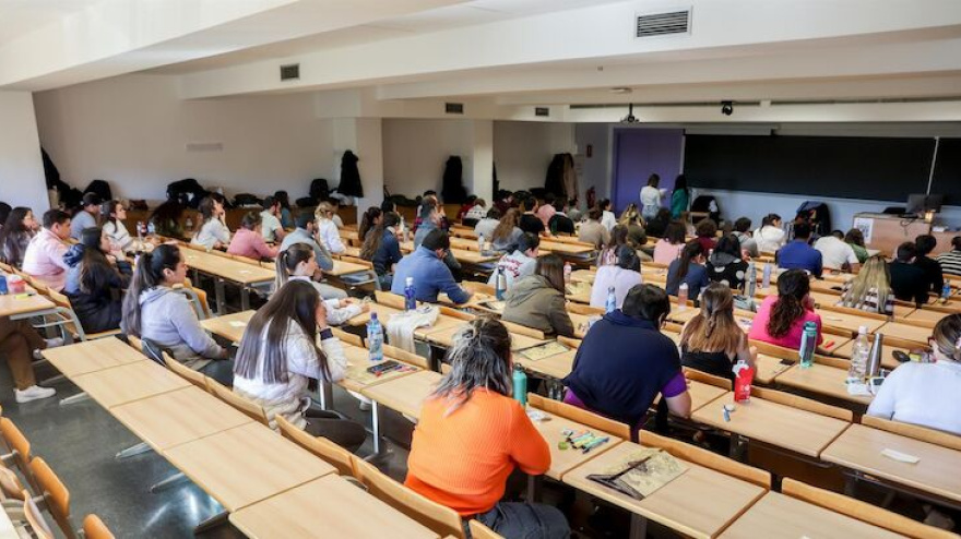 Ainhoa, la enfermera que trabaja en Asturias y no puede volver a Extremadura: "Nos tratan como a administrativos"