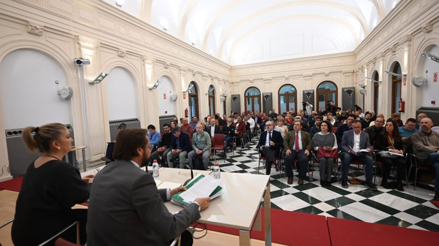 El delegado del Gobierno andaluz en Granada, Antonio Granados, acompañado de la delegada territorial de Agricultura, Pesca, Agua y Desarrollo Rural de la Junta, Carmen Lidia Reyes, se han reunido con representantes de ayuntamientos y oficinas comarcales