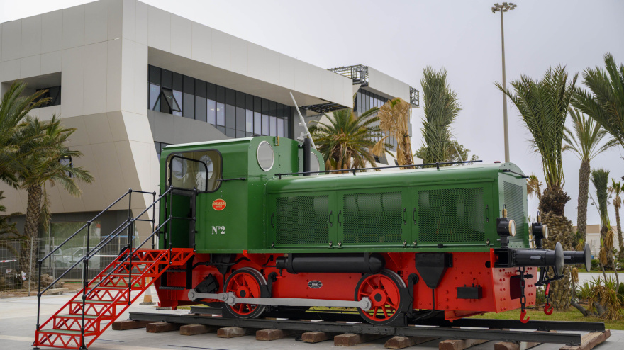 Locomotora Deutz restaurada en la entrada del Muelle de Levante del Puerto de Almería