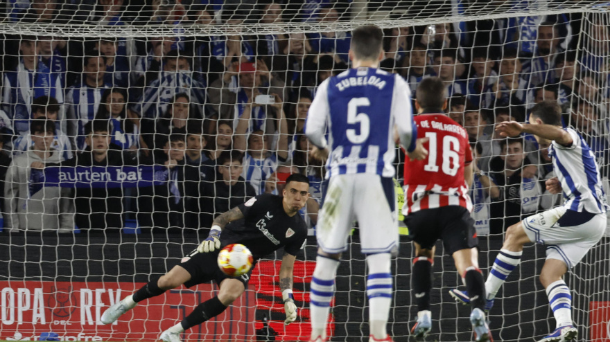 SAN SEBASTIÁN, 04/03/2026.- El delantero de la Real Sociedad Mikel Oyarzabal (d) lanza el penalti ante el guardameta del Athletic Club para conseguir el primer gol de su equipo durante el encuentro correspondiente a la vuelta de las semifinales de la Copa del Rey que disputan este miércoles Real Sociedad y Athletic Club en el estadio de Anoeta, en San Sebastián. EFE / Javier Etxezarreta.