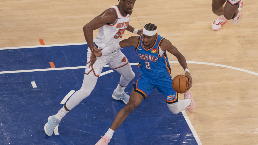 Shai Gilgeous-Alexander anotando una canasta en el partido Oklahoma Thunder - Knicks