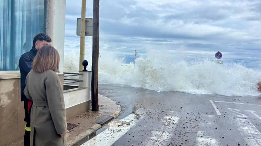 El mar se comió la primera línea de la playa de Almassora