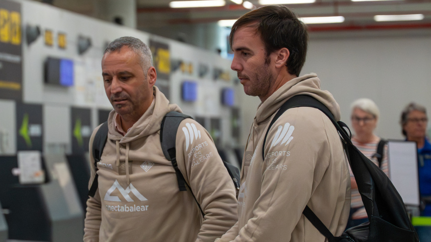 Vadillo y Barrón, en el aeropuerto antes de salir rumbo a Riga