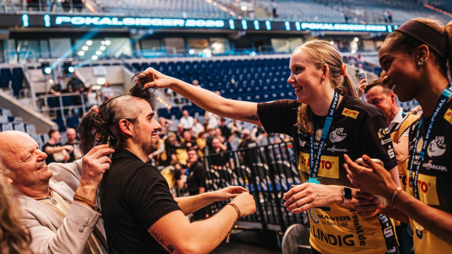 Un técnico almeriense de voleibol se rapa en la pista tras ganar un título histórico en Alemania