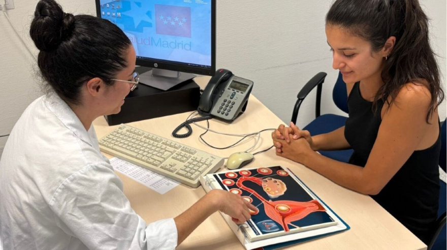 Irene Coronado, ginecóloga, con una paciente