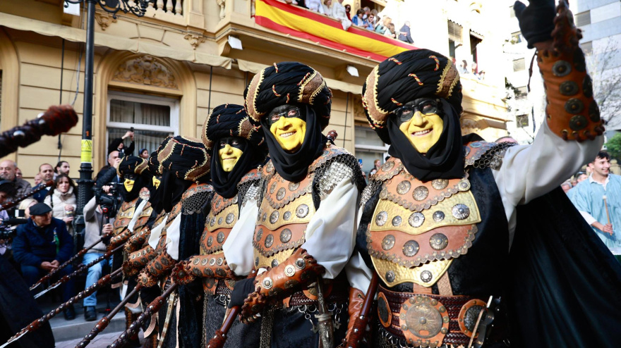 El Pregó de la Magdalena reúne a miles de personas que participan en él o disfrutan del desfile
