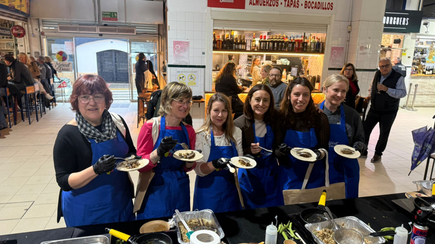 Periodistas de Dénia cocinando en el Mercat de Dénia