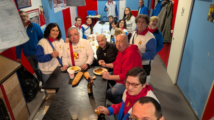 Miembros de la Peña Pechín, celebrando la Cincomarzada en su local