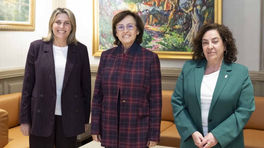 Mari Carmen Miralles (centro de la imagen) recibe un reconocimiento por el 8M