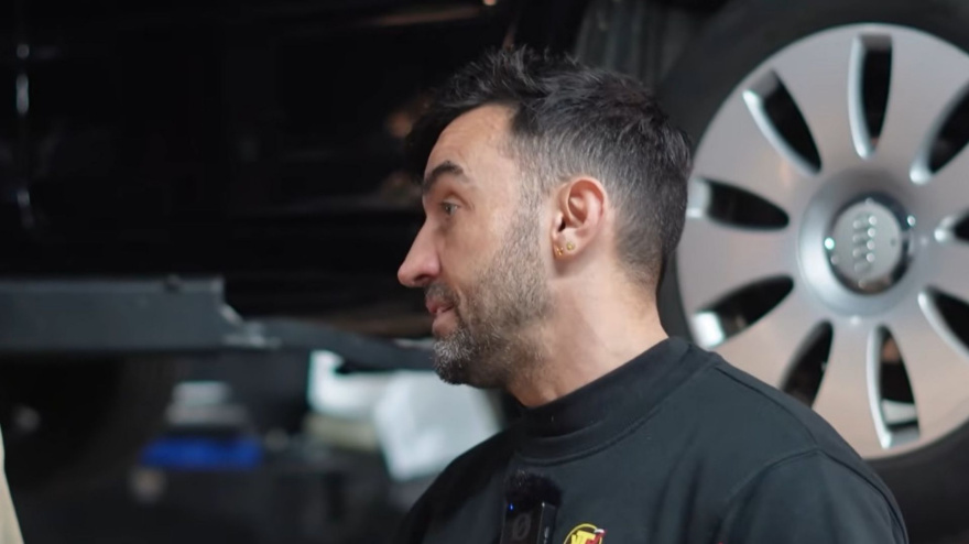 Captura de pantalla. Kike, mecánico en un vídeo de Adrián G. Martin en su canal de Youtube @AdrianG.Martin