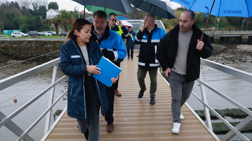 La conselleira, a la izquierda, dialoga con el patrón mayor de Barallobre, Jorge López