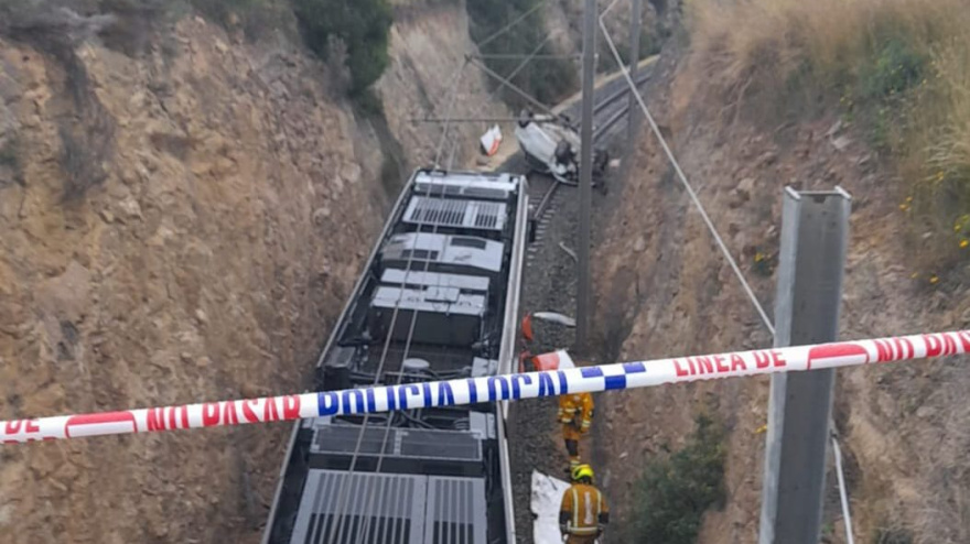 El TRAM ha llegado a impactar levemente con el coche, aunque ha podido frenar a tiempo.
