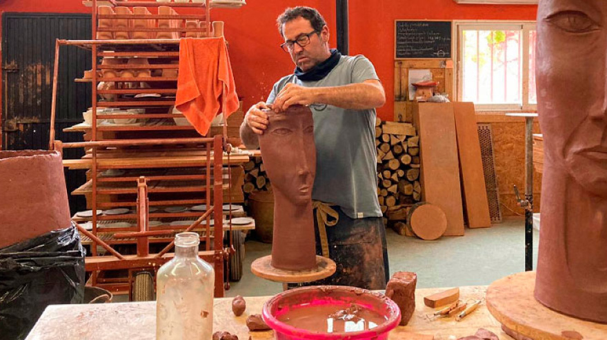 Toño Naharro, artista y defensor del barro