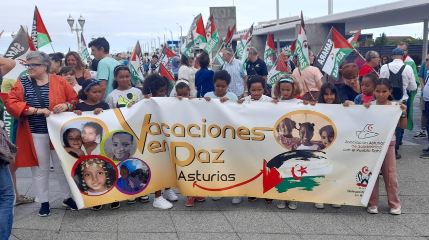 Niños saharauis recién llegados a Asturias para participar en el programa Vacaciones en Paz 2025