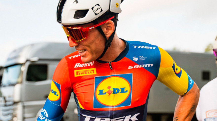 El piloto probador de Honda es también embajador del Lidl-Trek, el equipo de Ayuso.
