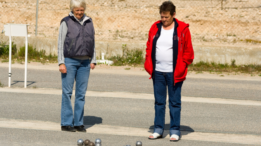 Jubilados jugando a la petanca en La Marina, España