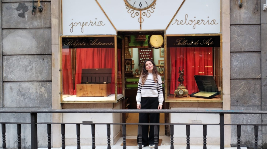 Hiedra Casaprima en la entrada de la relojería