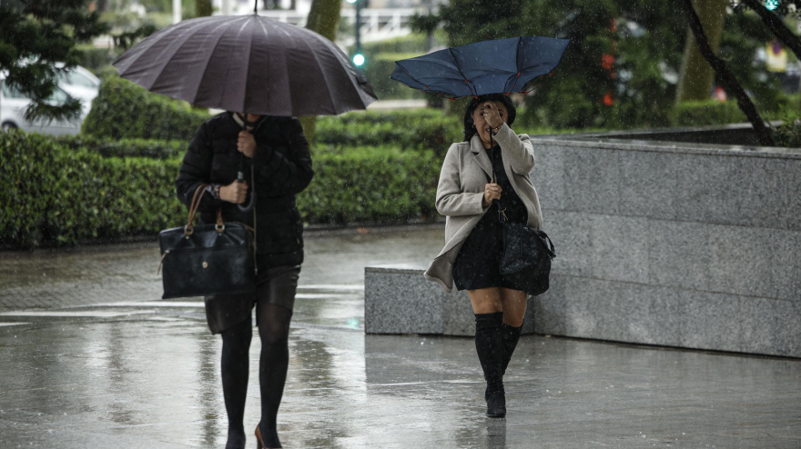 Varias personas caminan por Valencia