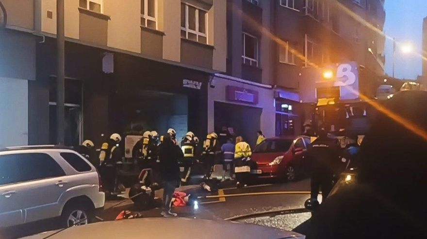 Los Bomberos de Asturias, en las labores de extinción del incendio en la avenida Fernández Balsera de Avilés