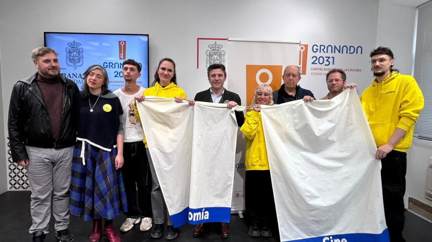 Presentación de banderas para la acción colaborativa por la Capitalidad, con el concejal de Cultura de Granada, Jorge Saavedra
