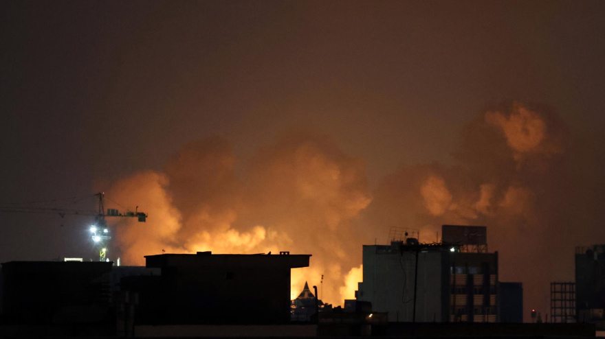 Humo se eleva tras un ataque aéreo en el centro de Teherán, Irán, el 6 de marzo de 2026.