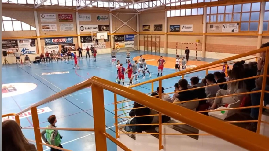 Momento de la trifulca que se montó en el partido