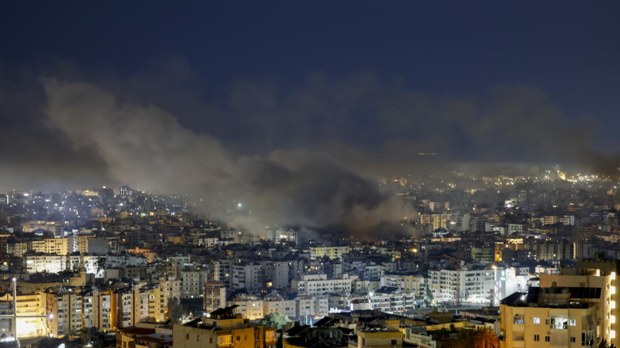 Una columna de humo se eleva tras un bombardeo israelí sobre Dahieh, un suburbio mayoritariamente chií en el sur de Beirut, Líbano