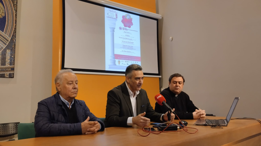 En el medio, Ricardo Fernández, presidente de la Hermandad de Cofradías de Palencia