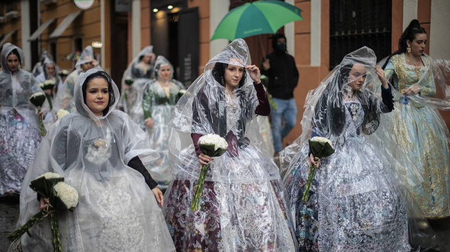 Falleras desfilan en la Ofrenda a la Virgen en una jornada lluviosa