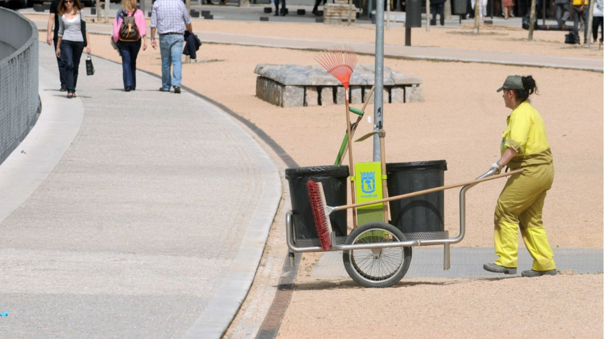 Una trabajadora municipal en un parque