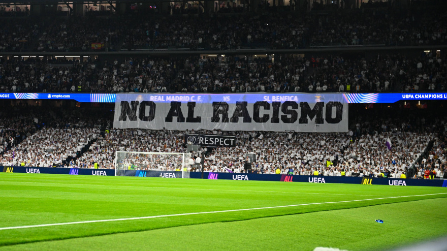 Pancarta de No al Racismo en las gradas del Bernabéu en el partido ante el Benfica