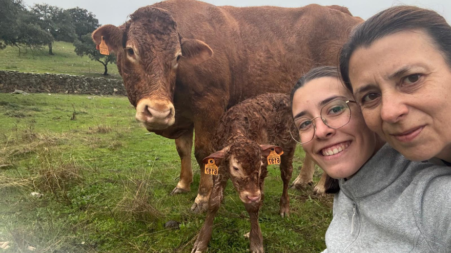 María junto a su madre