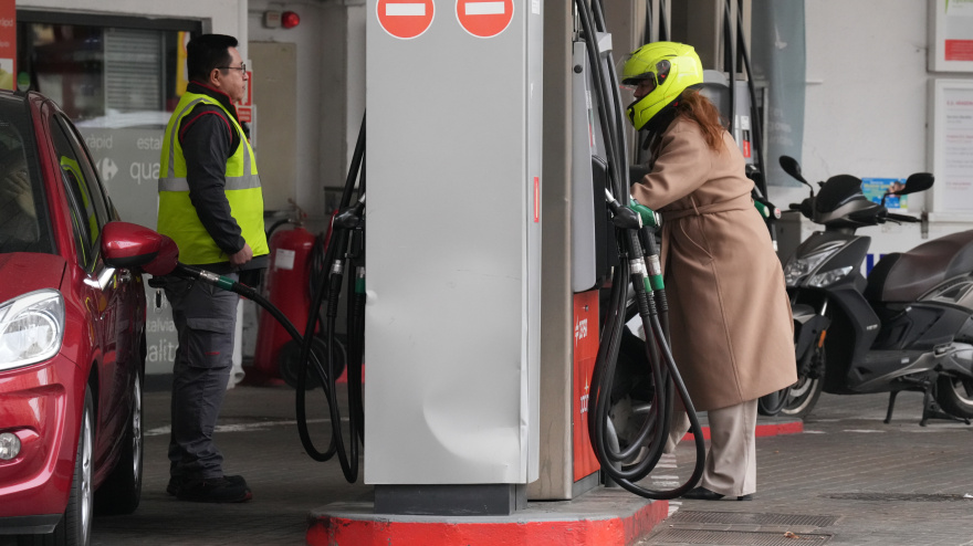 Una persona echa combustible