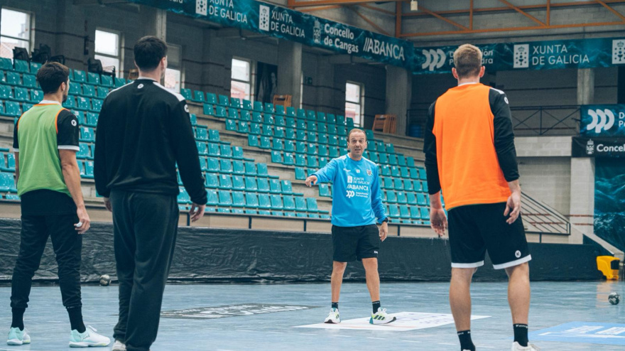 Entrenamiento de Balonmán Cangas antes de afrontar un partido vital por la permanencia