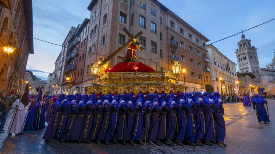 Un momento de la procesión del Santo Paso de la Hermandad de Nuestro Padre Jesús Nazareno y María Santísima del Rosario de Teruel. EFE / Antonio García.