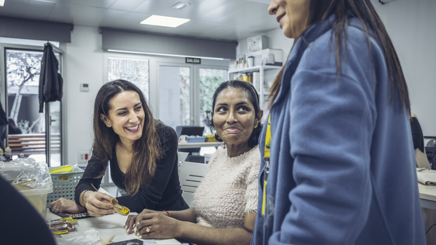 Elena Sánchez y una mujer de Casa Caridad